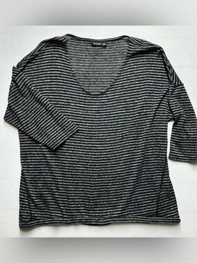 a.n.a Woman 2X Black Gray Striped V‑Neck Long Sleeve Top P2P 28”